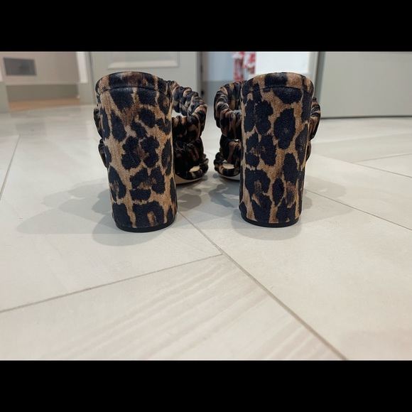 Chloe Gosselin 3 strap leopard block heel - Picture 3 of 5